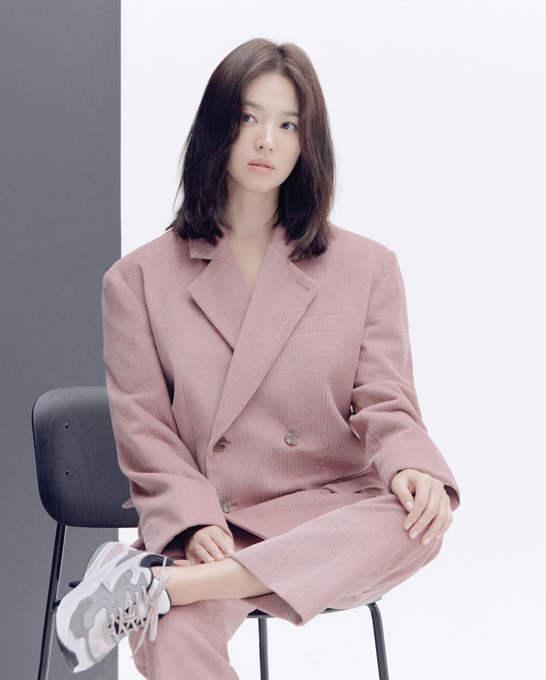 Song Hye Kyo diện đồ màu hồng sang chảnh ngút ngàn, không bao giờ mắc lỗi - Ảnh 5.