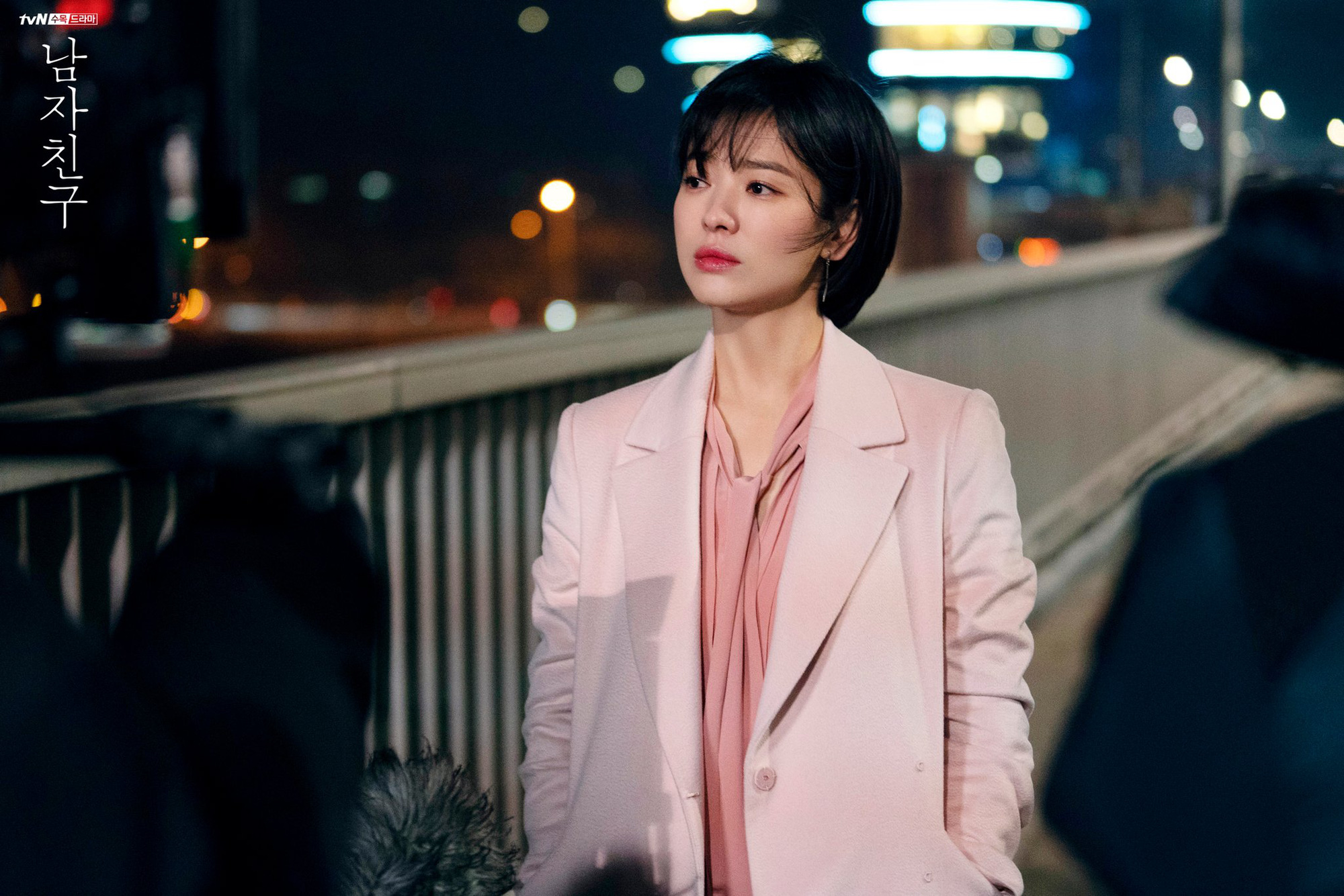 Song Hye Kyo diện đồ màu hồng sang chảnh ngút ngàn, không bao giờ mắc lỗi - Ảnh 13.