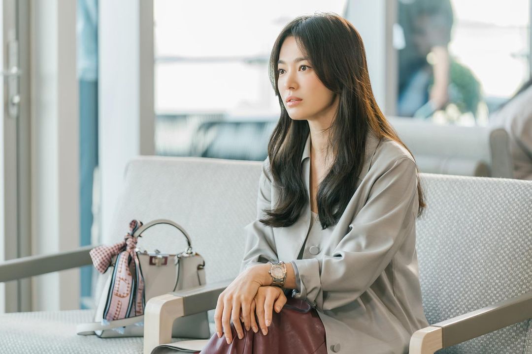 Tủ đồ của Song Hye Kyo trong phim mới chỉ loanh quanh toàn đen-trắng-be, nhưng đẳng cấp khó ai sánh bằng - Ảnh 9.