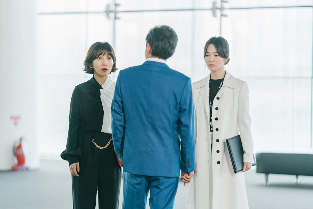 Tủ đồ của Song Hye Kyo trong phim mới chỉ loanh quanh toàn đen-trắng-be, nhưng đẳng cấp khó ai sánh bằng - Ảnh 8.