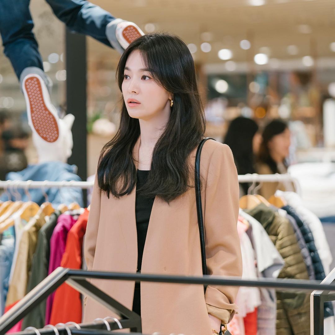 Tủ đồ của Song Hye Kyo trong phim mới chỉ loanh quanh toàn đen-trắng-be, nhưng đẳng cấp khó ai sánh bằng - Ảnh 4.
