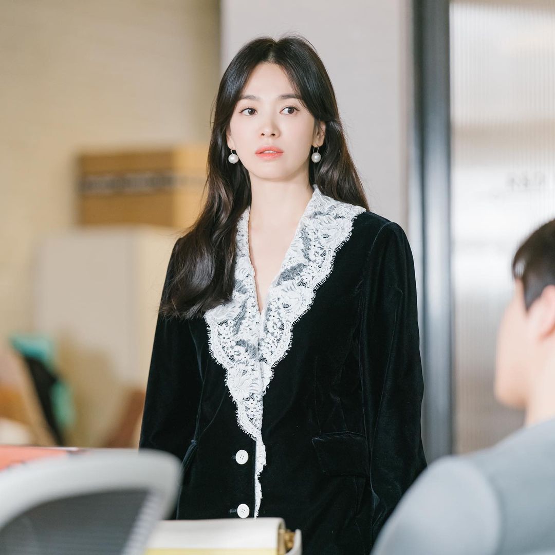 Tủ đồ của Song Hye Kyo trong phim mới chỉ loanh quanh toàn đen-trắng-be, nhưng đẳng cấp khó ai sánh bằng - Ảnh 7.