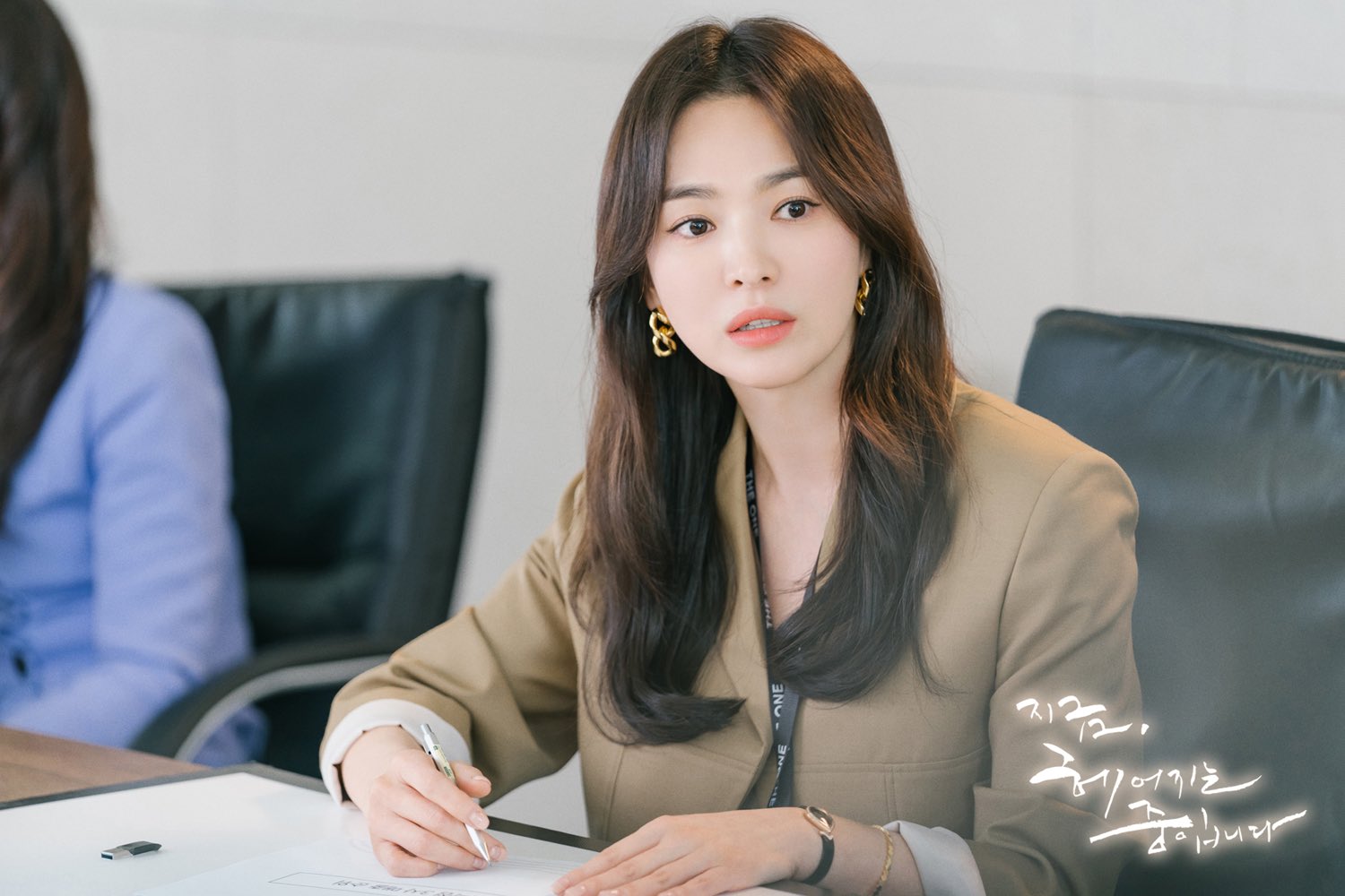 Tủ đồ của Song Hye Kyo trong phim mới chỉ loanh quanh toàn đen-trắng-be, nhưng đẳng cấp khó ai sánh bằng - Ảnh 2.