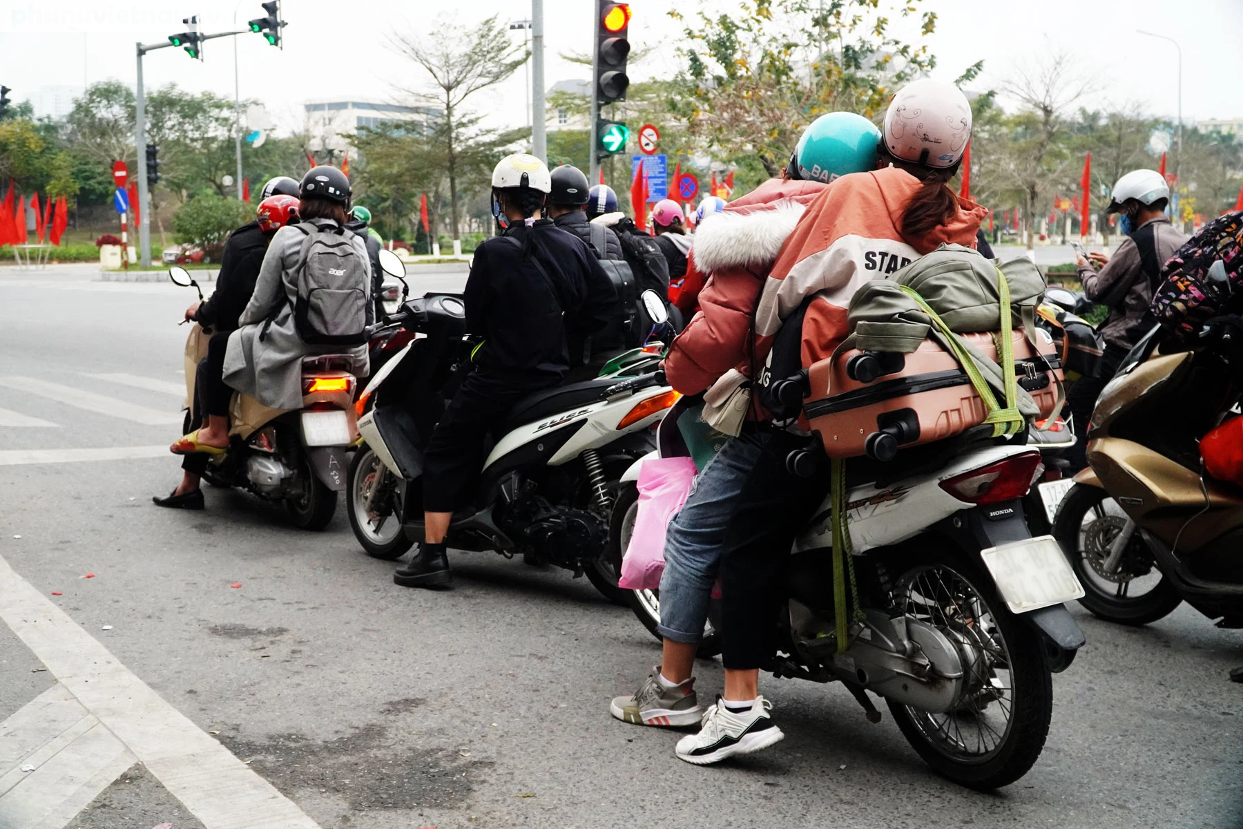 Người dân các tỉnh thành rục rịch trở lại Hà Nội làm việc sau kỳ nghỉ Tết - Ảnh 2.