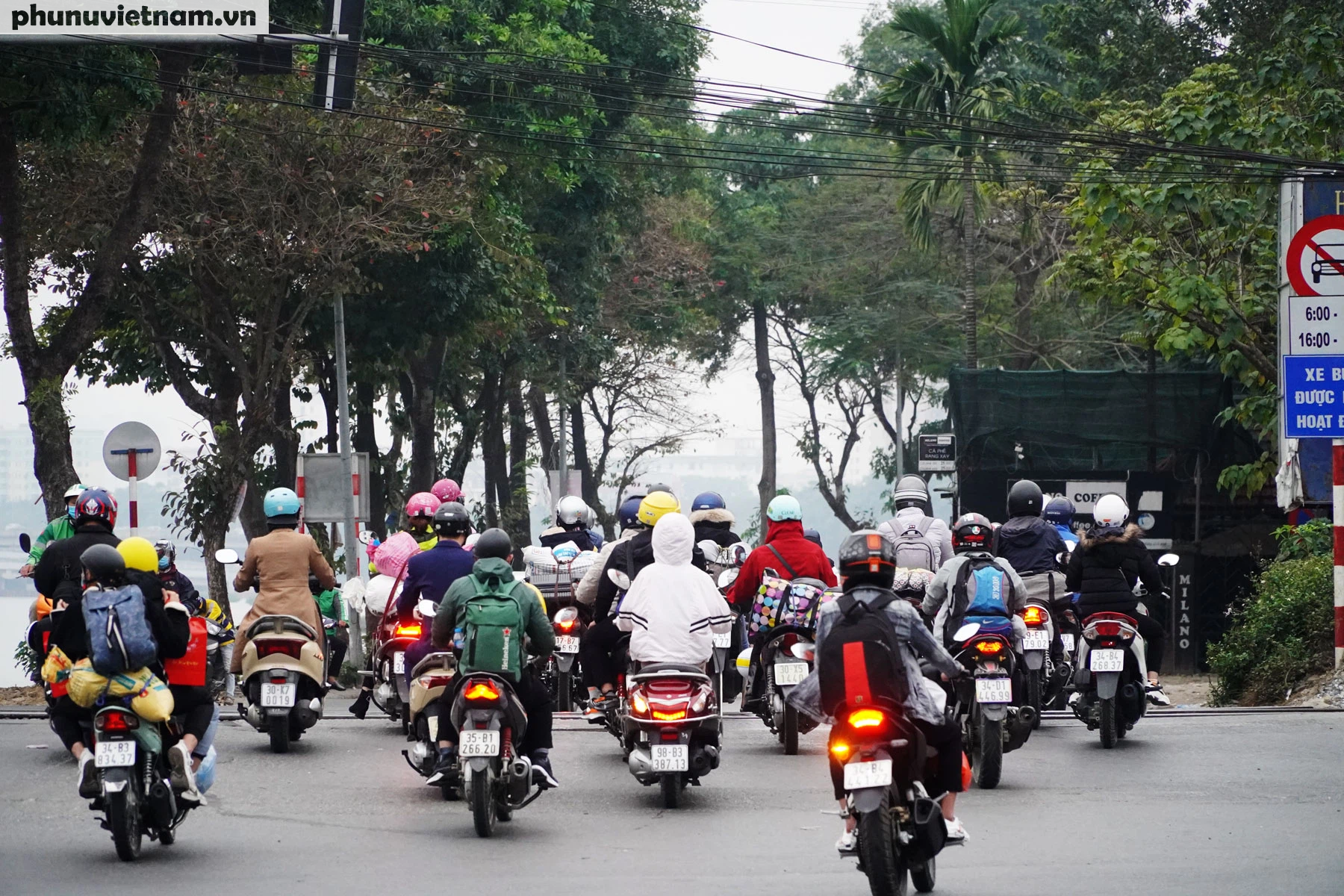 Người dân các tỉnh thành rục rịch trở lại Hà Nội làm việc sau kỳ nghỉ Tết - Ảnh 10.