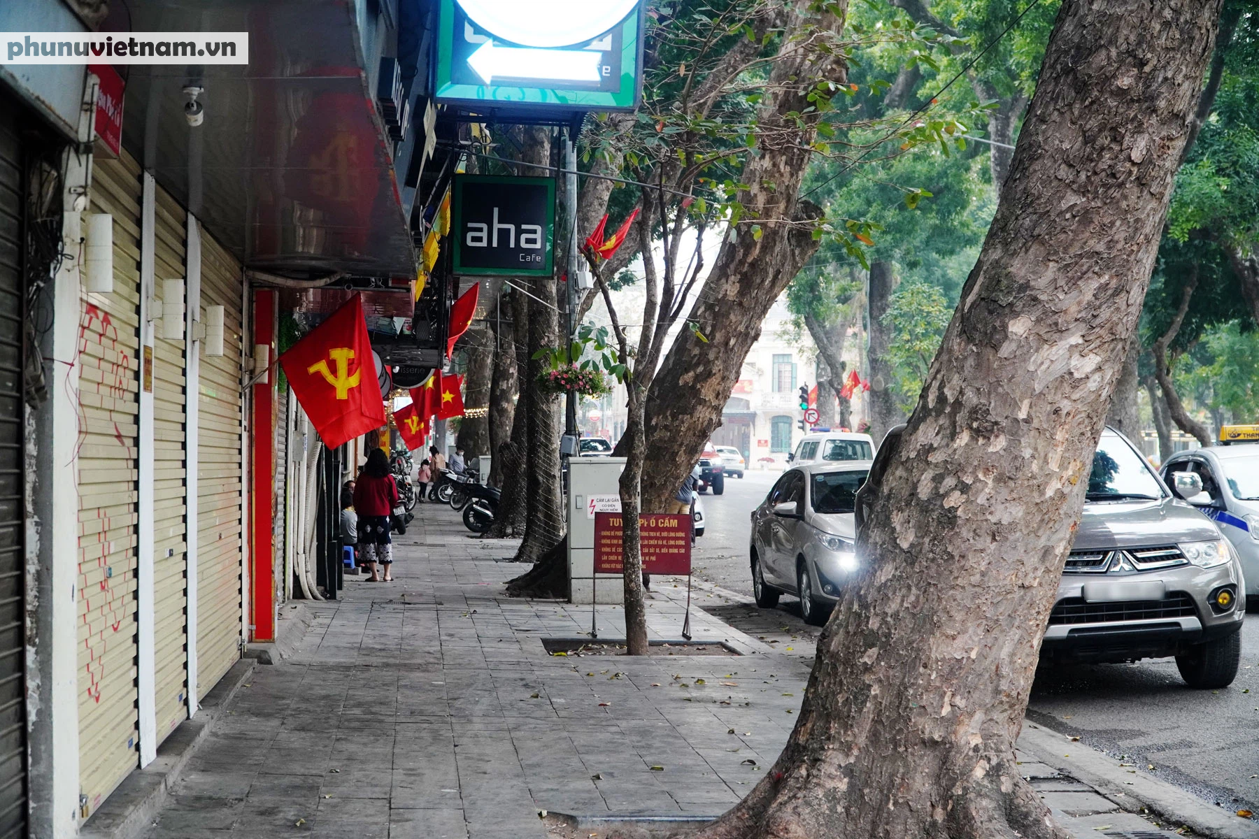 Nhiều quán ăn, cà phê tại Hà Nội vẫn mở rộng cửa đón khách trong ngày 16/2 - Ảnh 2.