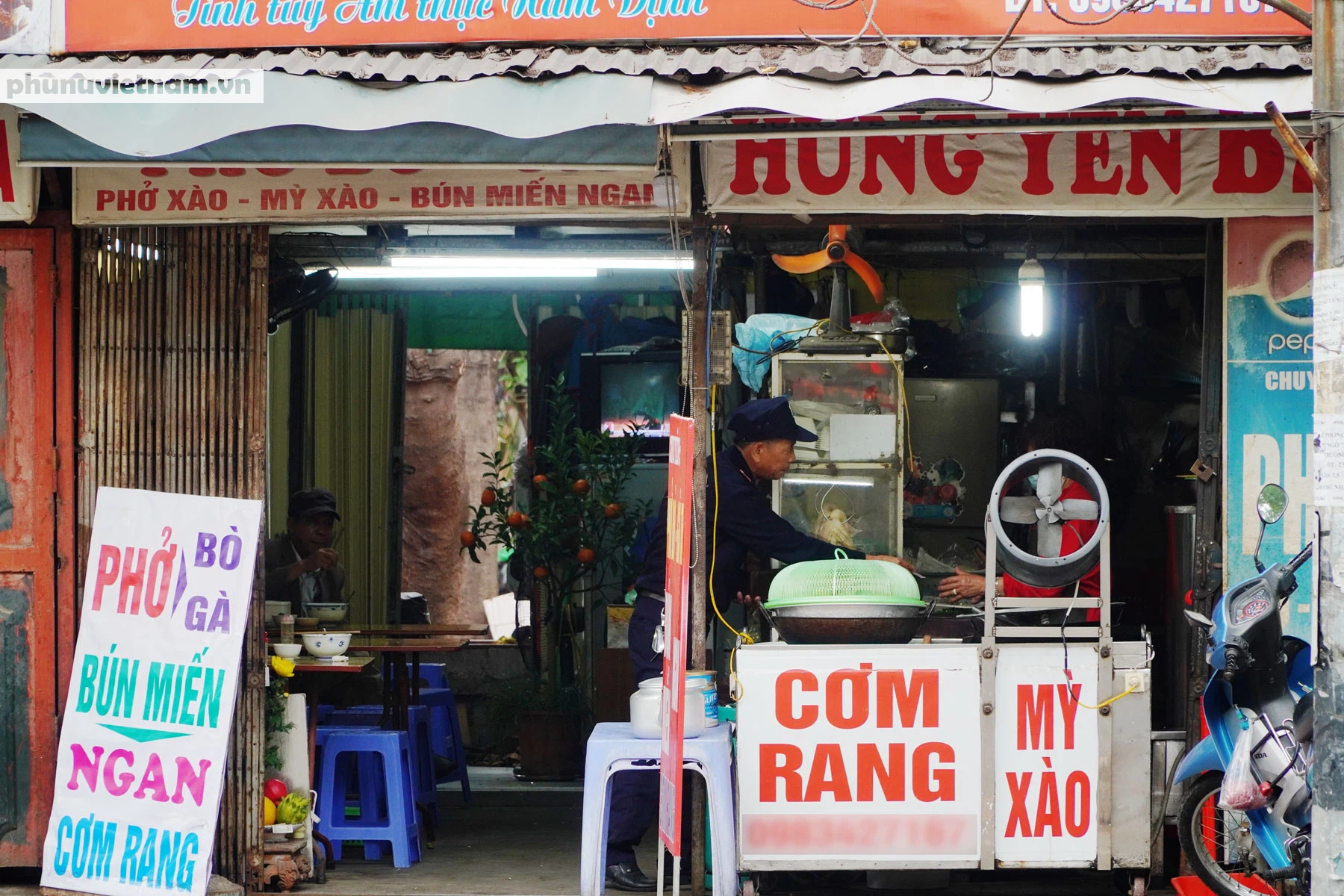 Nhiều quán ăn, cà phê tại Hà Nội vẫn mở rộng cửa đón khách trong ngày 16/2 - Ảnh 4.
