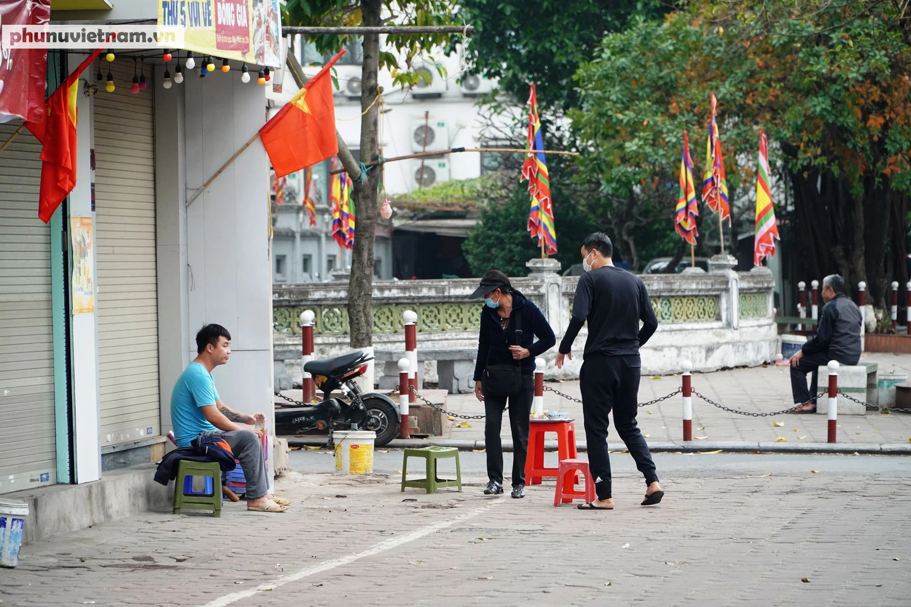 Nhiều quán ăn, cà phê tại Hà Nội vẫn mở rộng cửa đón khách trong ngày 16/2 - Ảnh 8.