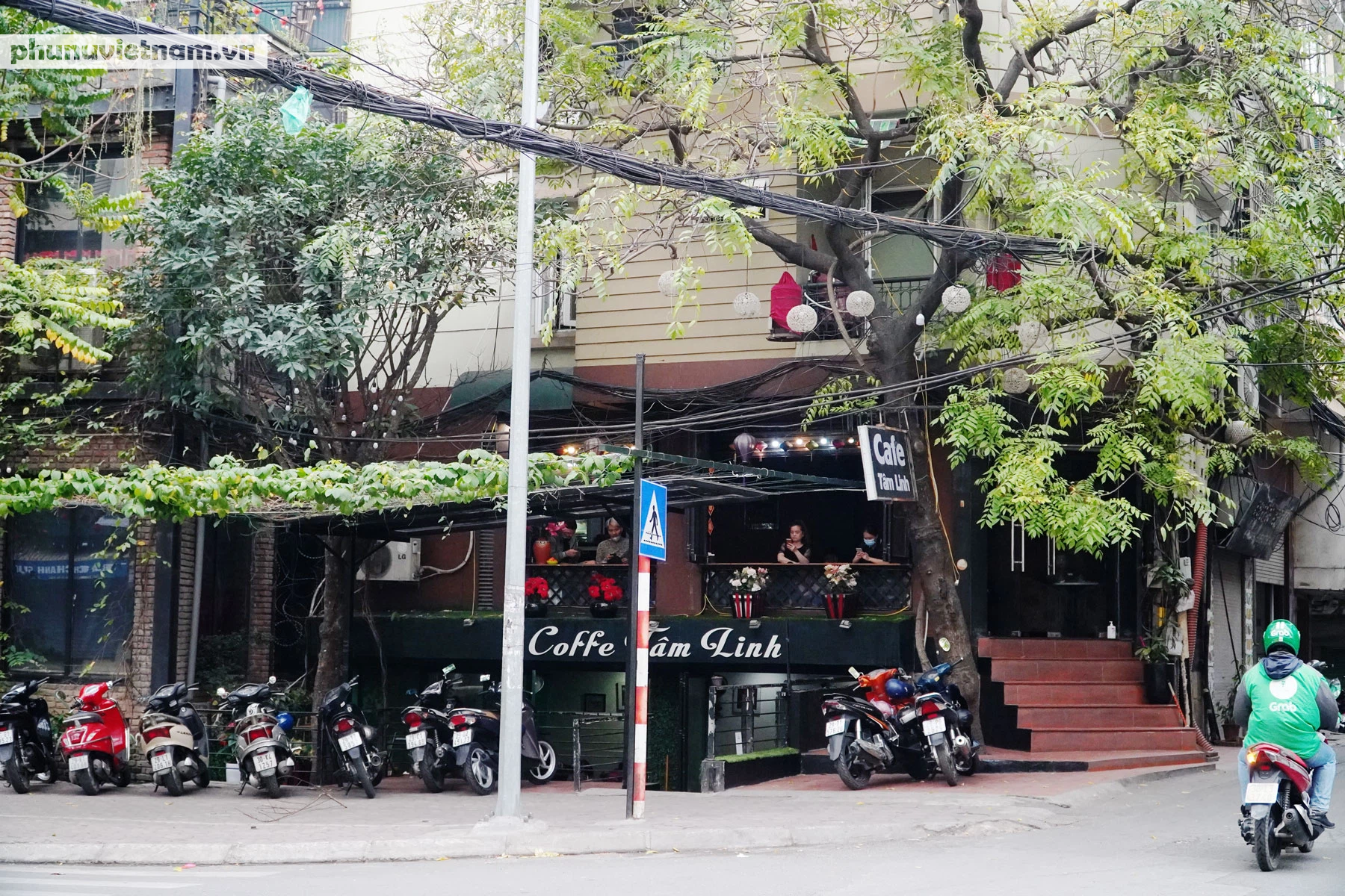 Nhiều quán ăn, cà phê tại Hà Nội vẫn mở rộng cửa đón khách trong ngày 16/2 - Ảnh 9.