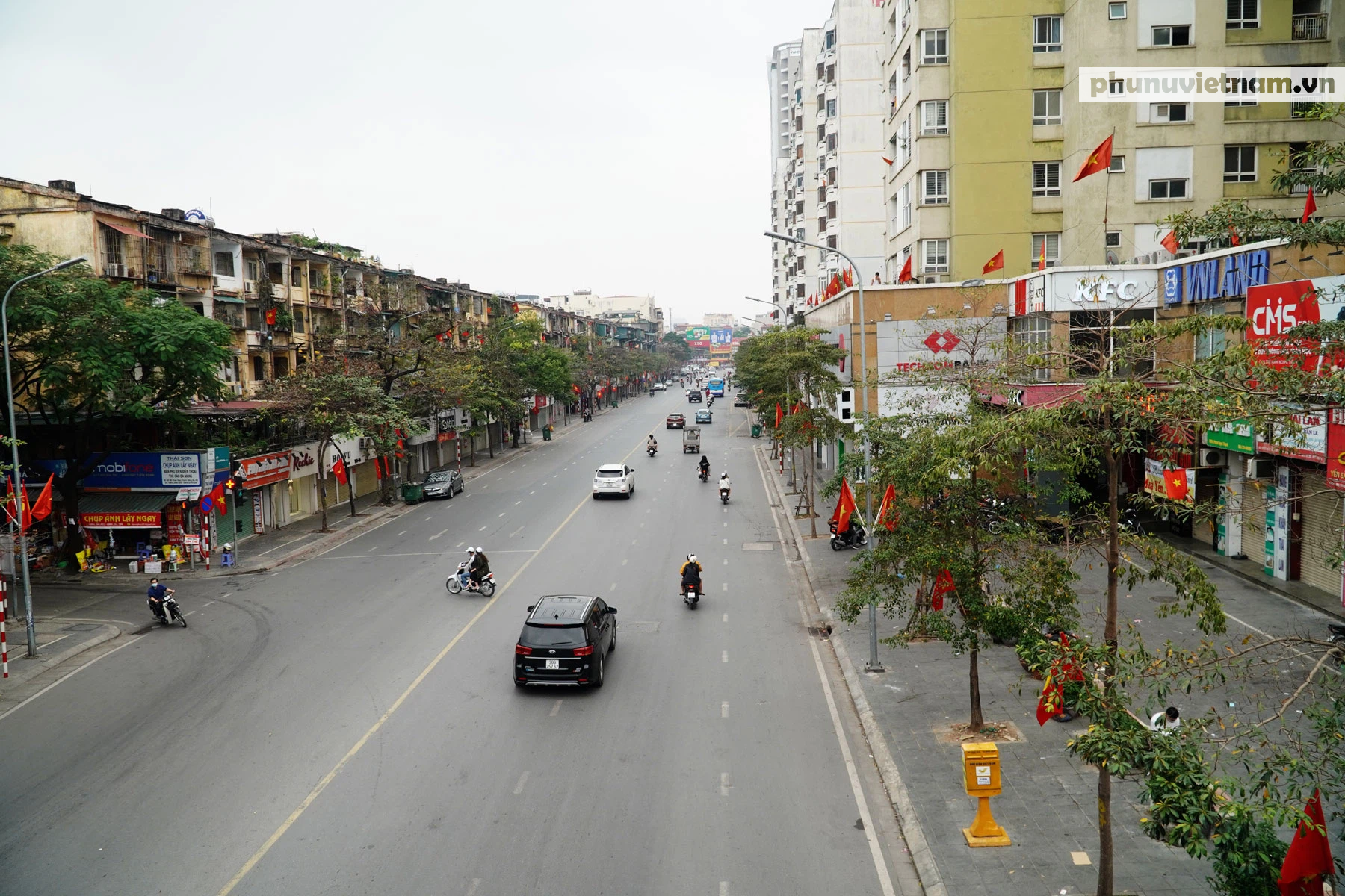 Phố phường Hà Nội bỗng nhiên vắng vẻ, kể từ khi các quán ăn… được yêu cầu đóng cửa - Ảnh 2.
