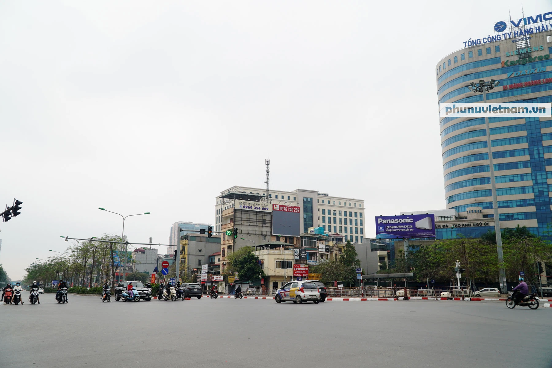 Phố phường Hà Nội bỗng nhiên vắng vẻ, kể từ khi các quán ăn… được yêu cầu đóng cửa - Ảnh 5.