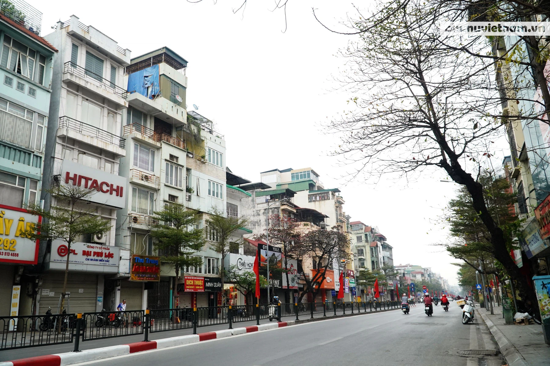 Phố phường Hà Nội bỗng nhiên vắng vẻ, kể từ khi các quán ăn… được yêu cầu đóng cửa - Ảnh 6.