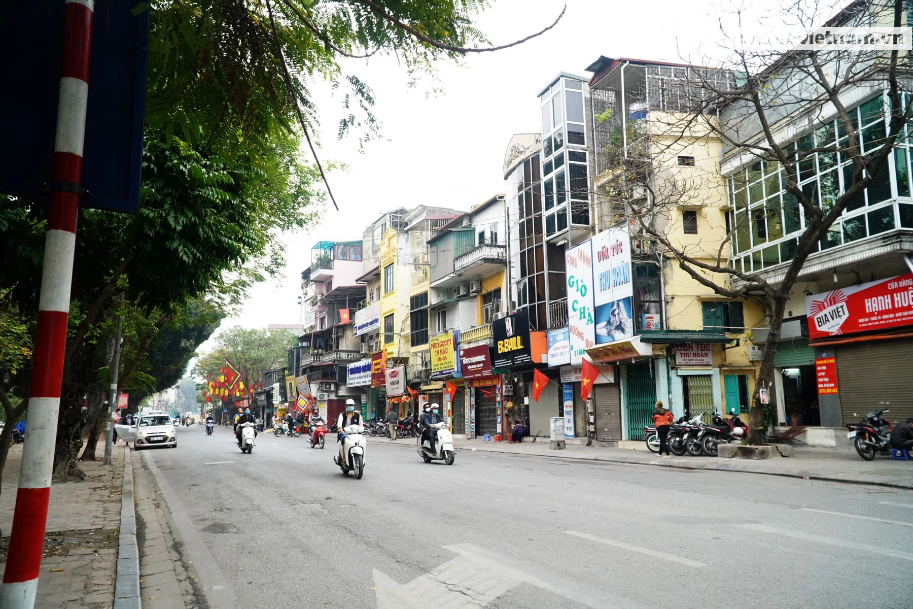 Phố phường Hà Nội bỗng nhiên vắng vẻ, kể từ khi các quán ăn… được yêu cầu đóng cửa - Ảnh 7.