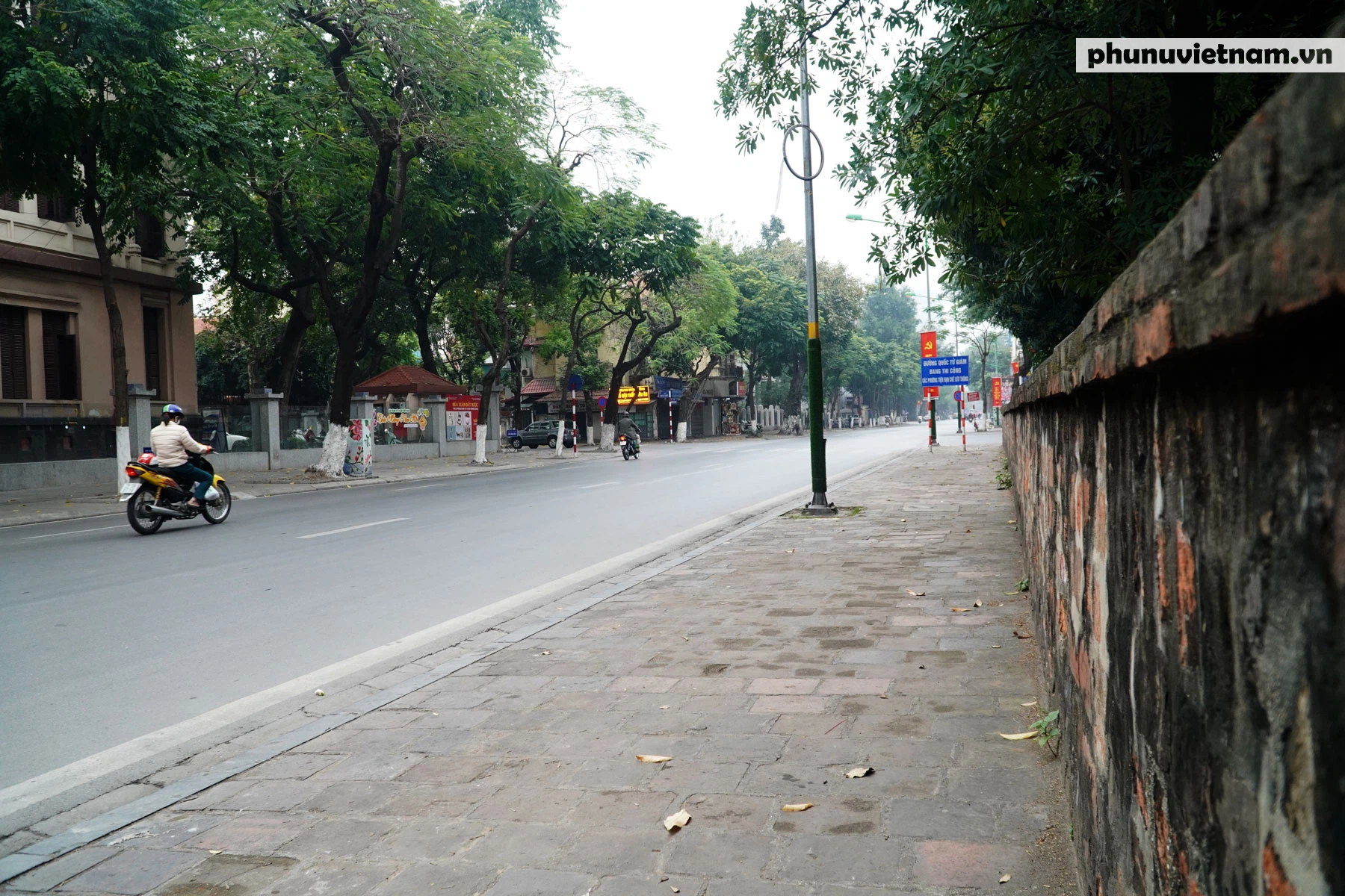 Phố phường Hà Nội bỗng nhiên vắng vẻ, kể từ khi các quán ăn… được yêu cầu đóng cửa - Ảnh 9.