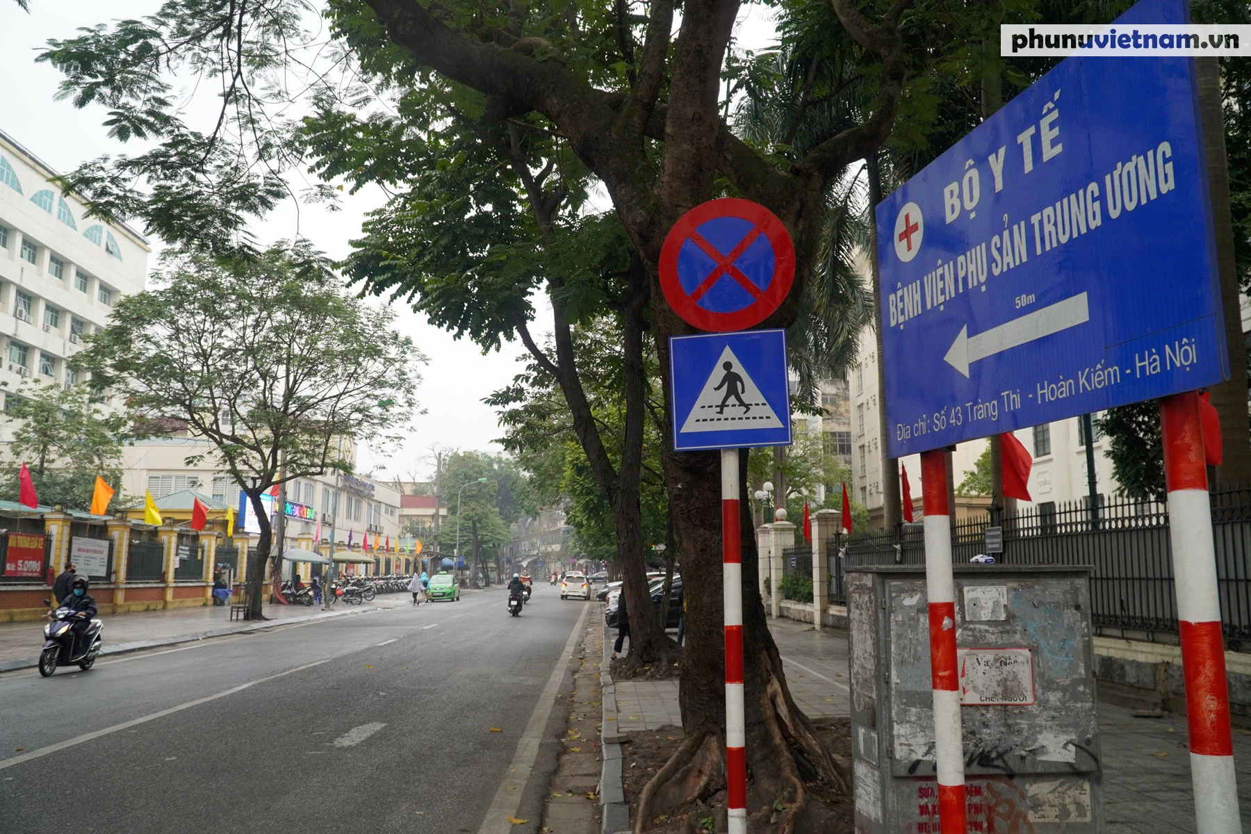Phố phường Hà Nội bỗng nhiên vắng vẻ, kể từ khi các quán ăn… được yêu cầu đóng cửa - Ảnh 10.