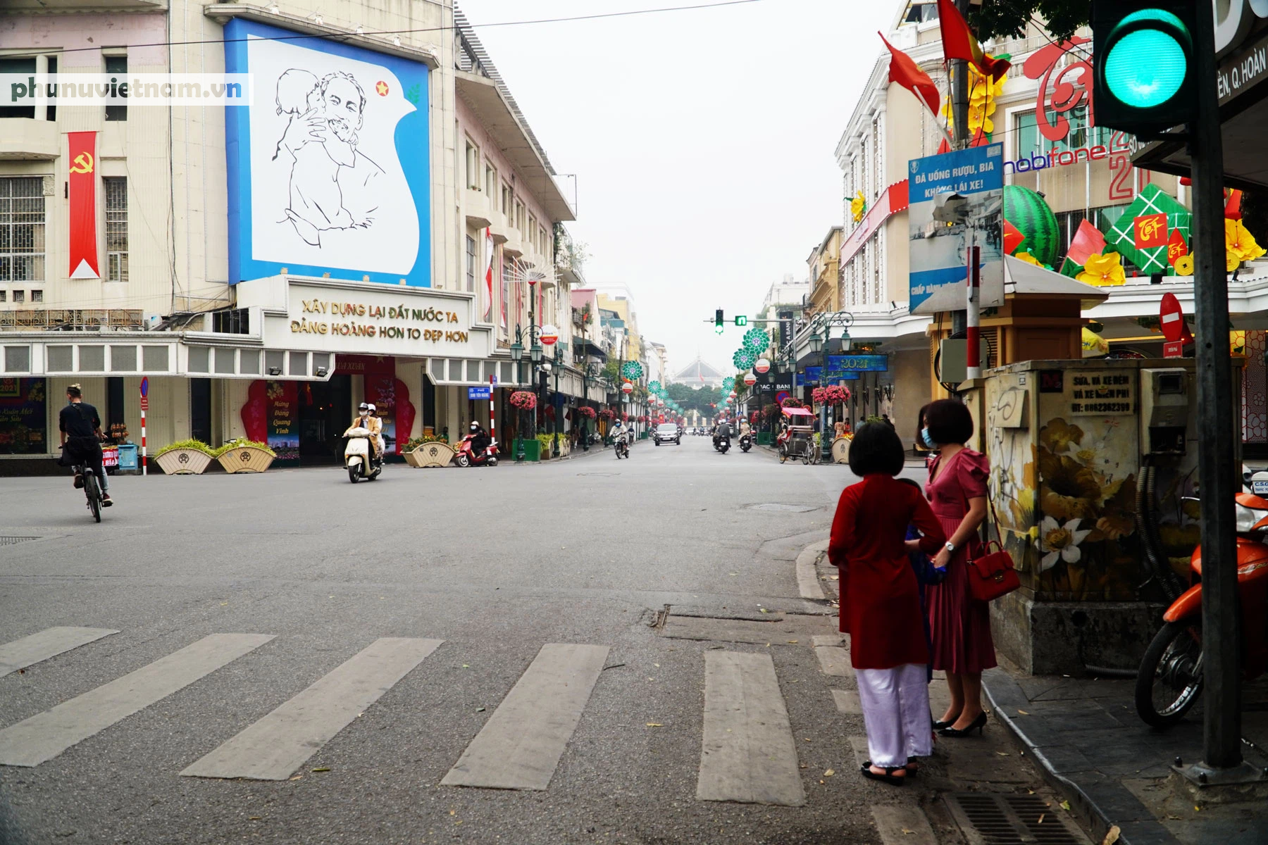 Phố phường Hà Nội bỗng nhiên vắng vẻ, kể từ khi các quán ăn… được yêu cầu đóng cửa - Ảnh 11.