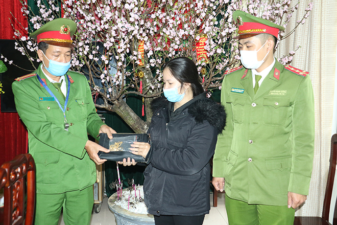 Cô gái ở Nghệ An bày tỏ lời cảm ơn sau khi may mắn được nhận lại hơn 1 cây vàng bị đánh rơi khi đi lễ đầu năm - Ảnh 1.