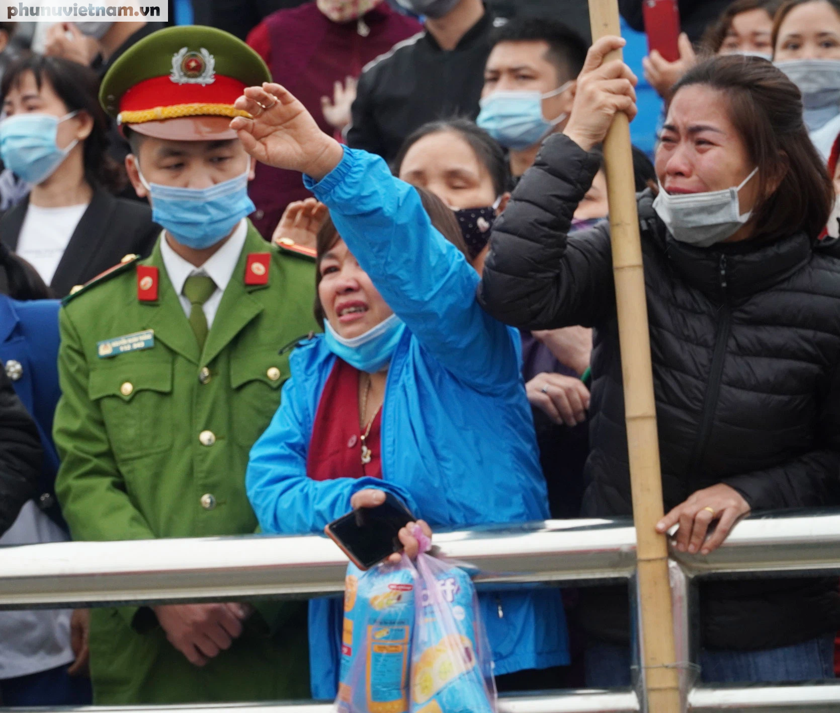 Hà Nội: Nhiều người mẹ khóc đẫm nước mắt, tiễn con lên đường nhập ngũ tại huyện Thanh Trì - Ảnh 23.