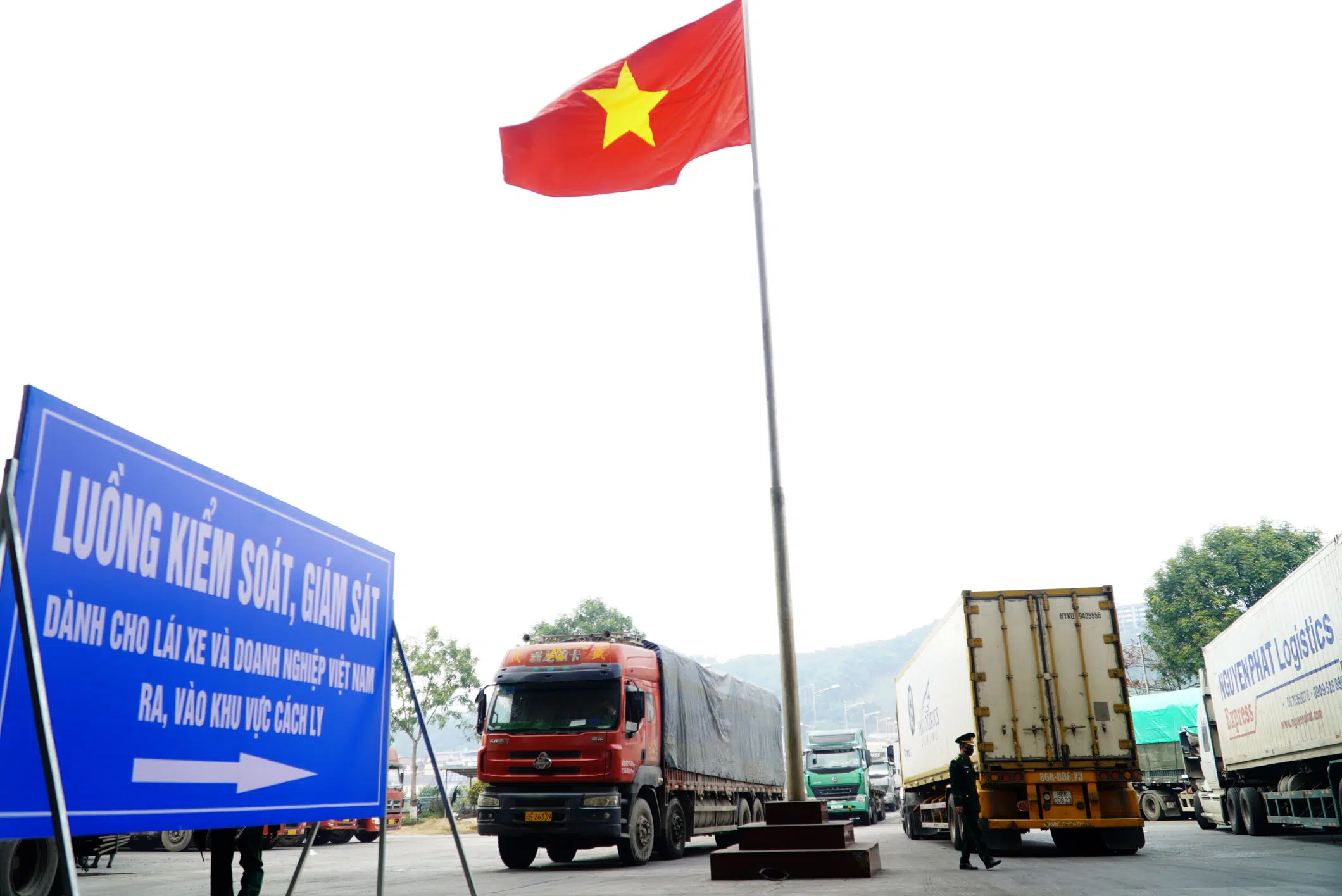 Cửa khẩu Kim Thành - Lào Cai thoát khỏi tình trạng ùn ứ xe container thùng rỗng - Ảnh 4.