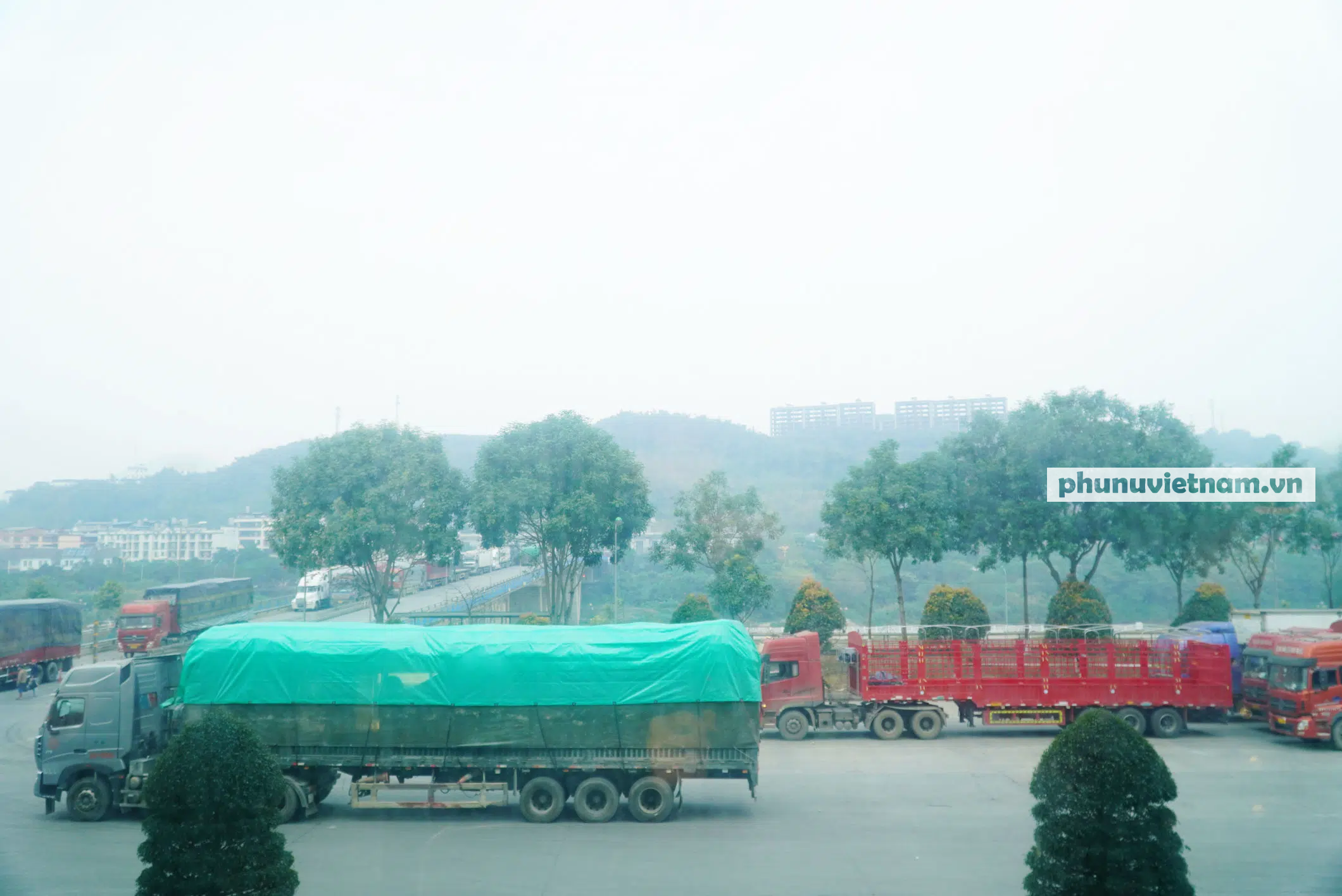 Cửa khẩu Kim Thành - Lào Cai thoát khỏi tình trạng ùn ứ xe container thùng rỗng - Ảnh 14.