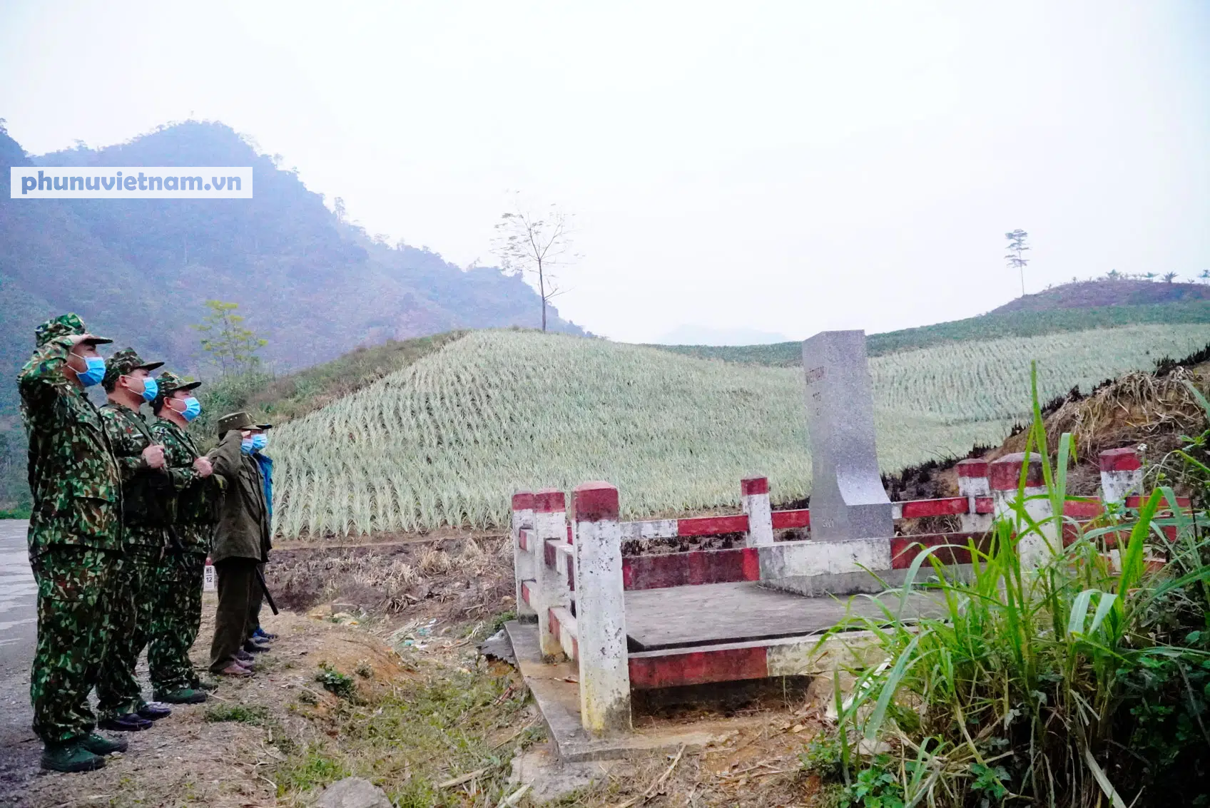 Những ánh đèn đêm lặng lẽ soi sáng chủ quyền, chống dịch Covid-19 ở cột mốc biên giới 110 - Ảnh 4.