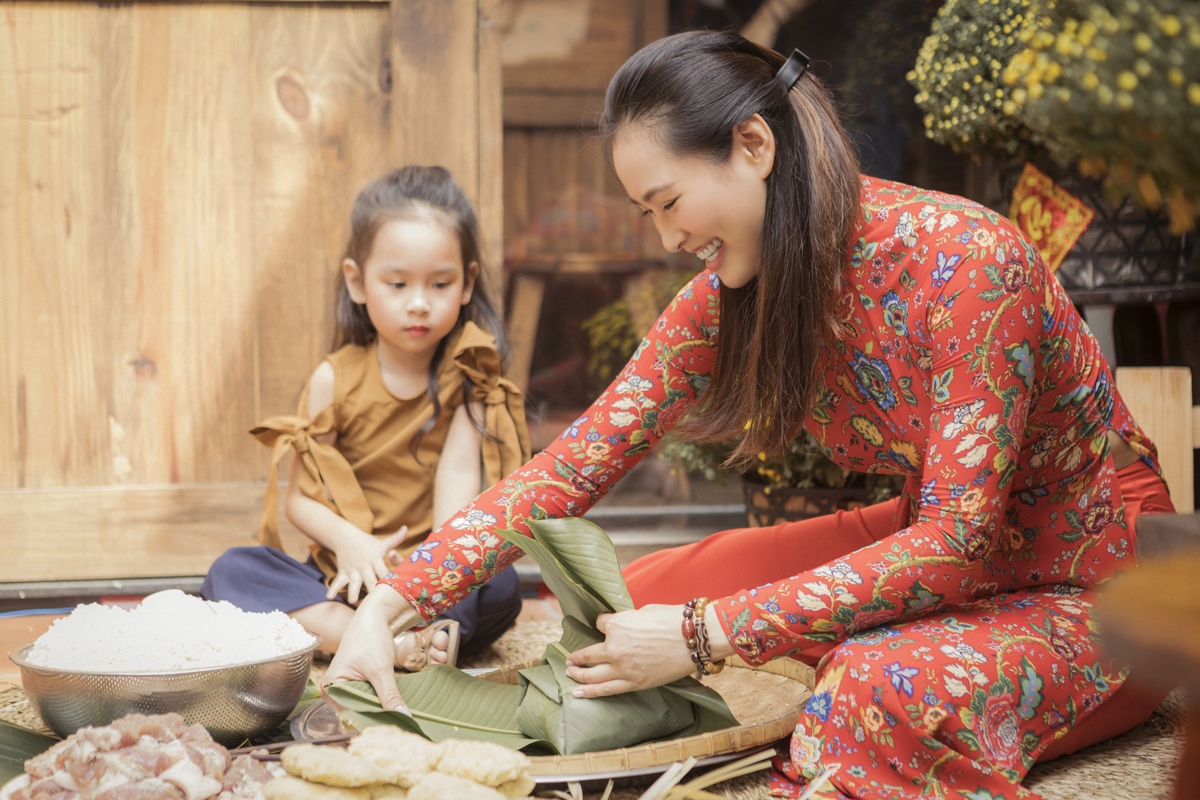 Vương Thu Phương cùng mẹ gói bánh chưng ngày Tết