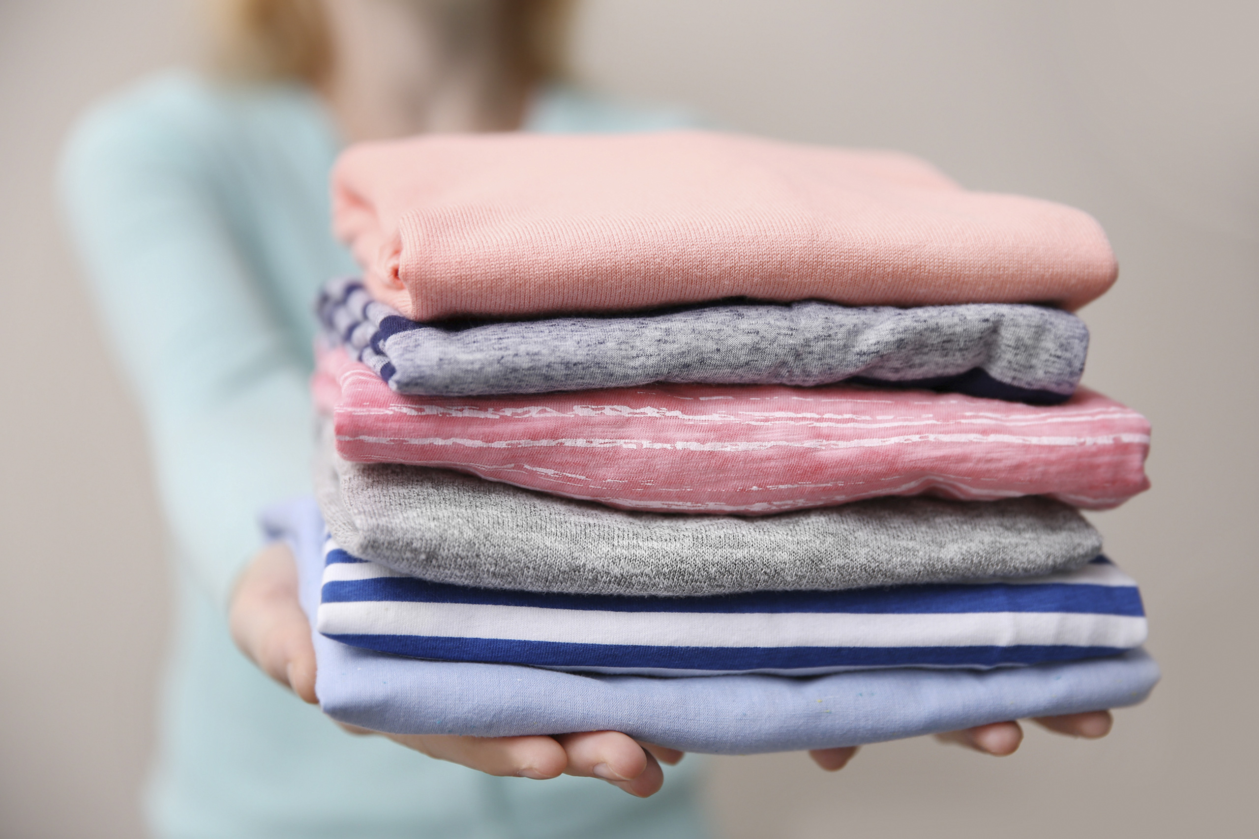 Fold clothes. Сложенные вещи. Сложенная одежда. Стопка одежды. Вещи сложенные стопкой.