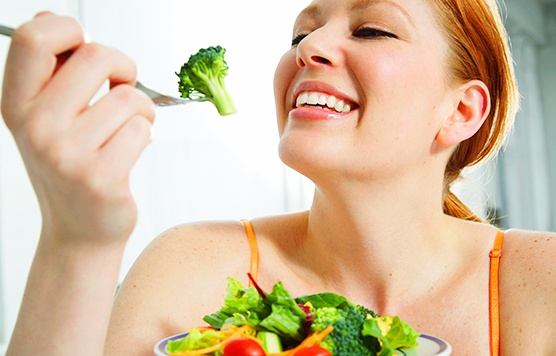 10 loại thực phẩm phụ nữ nên ăn hằng ngày để có sức khỏe tối ưu - Ảnh 1.