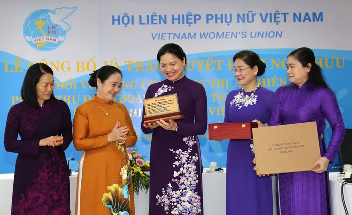Trao quyết định nghỉ hưu của Ban Bí thư cho Phó Chủ tịch thường trực Hội LHPN Việt Nam - Ảnh 2.