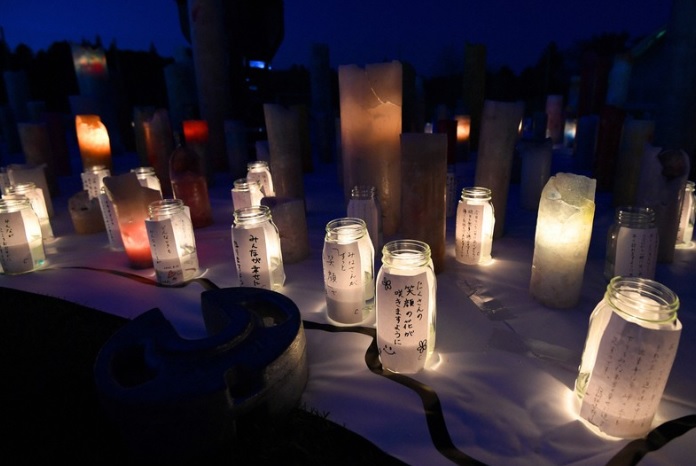 Những hình ảnh xúc động Nhật Bản tưởng niệm 10 năm thảm họa kép động đất, sóng thần - Ảnh 10.
