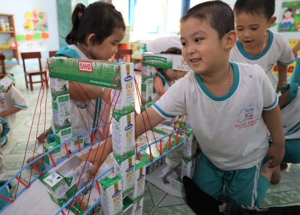 Hướng dẫn học sinh tái sử dụng vỏ hộp sữa sau khi uống là một hoạt động mang tính giáo dục trong chương trình được các trường đánh giá cao