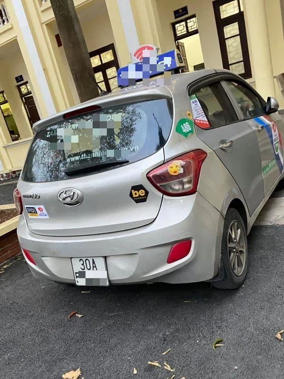 Chiếc xe taxi mà Hào lái từ nội thành ra thị trấn Gạch để thực hiện vụ cướp. Hào cũng khai vì nợ tiền công ty taxi nên đi cướp để trả nợ.