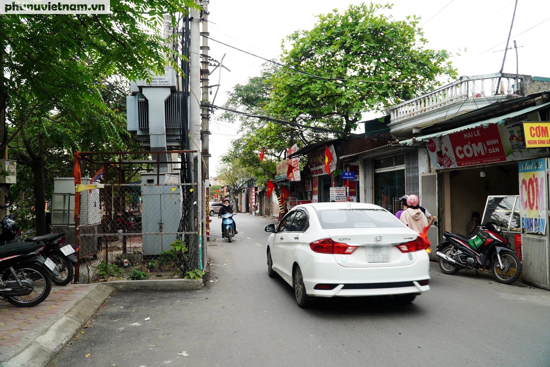 Cột điện cao thế đứng “chình ình” giữa ngõ Hà Nội, cản trở hoạt động đi lại của người dân - Ảnh 3.