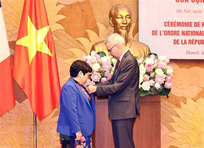 Bà Nguyễn Thúy Anh nhận Huân chương Bắc Đẩu Bội tinh của Pháp - Ảnh 1.