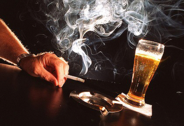 Cao huyết áp do hút thuốc lá, uống rượu bia: Các yếu tố nguy cơ có thể tự điều chỉnh - Ảnh 1.