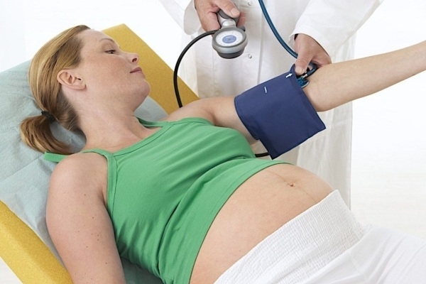 Ảnh hưởng của cao huyết áp thai kỳ đến sức khỏe bà bầu và các biến chứng nguy hiểm - Ảnh 1.