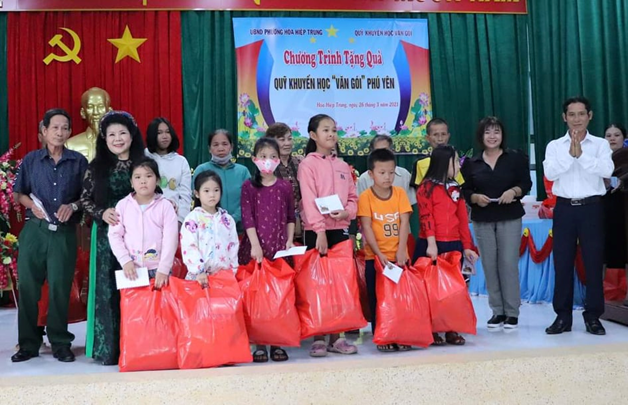 Họa sĩ Văn Dương Thành tặng học bổng, quà cho học sinh Phú Yên