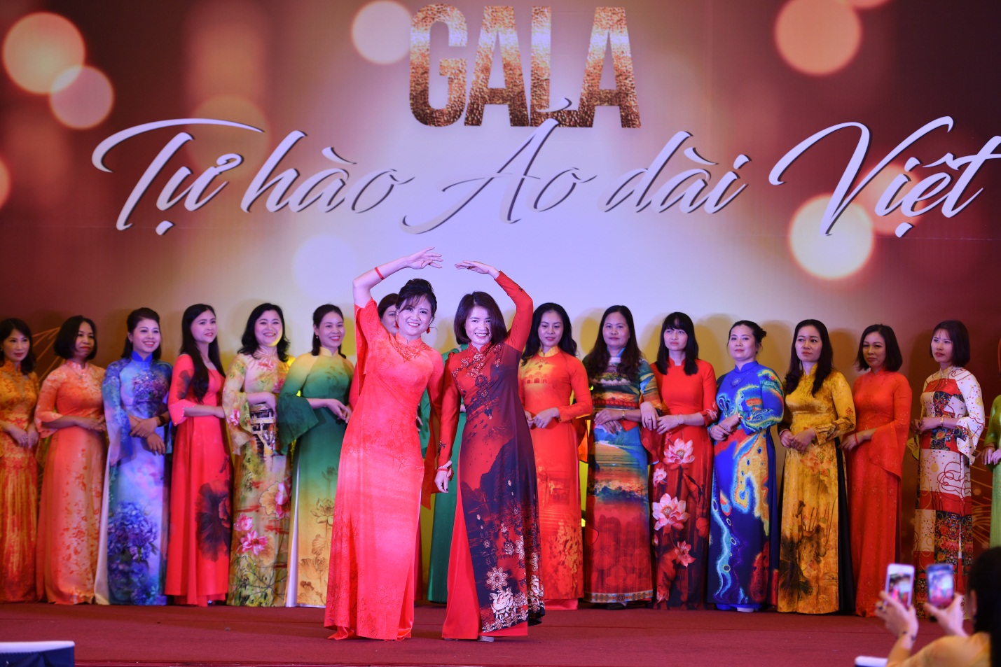 Màn trình diễn ấn tượng đến từ các NTK Áo dài Màn trình diễn ấn tượng đến từ các NTK Áo dài