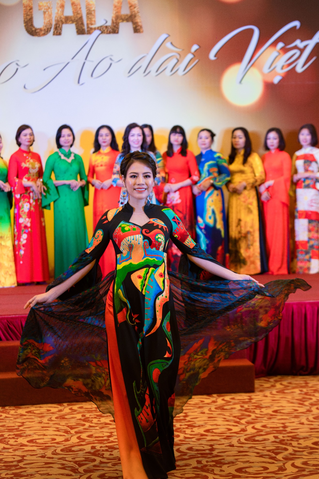 NTK Thoa Trần trình diễn trang phục áo dài tự thiết kế NTK Thoa Trần trình diễn trang phục áo dài tự thiết kế