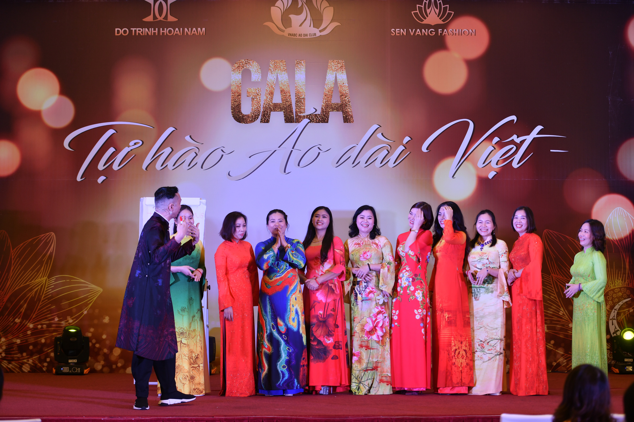 NTK Đỗ Trịnh Hoài Nam giao lưu, chia sẻ với các NTK về những dự định phát triển và quảng bá áo dài NTK Đỗ Trịnh Hoài Nam giao lưu, chia sẻ với các NTK về những dự định phát triển và quảng bá áo dài