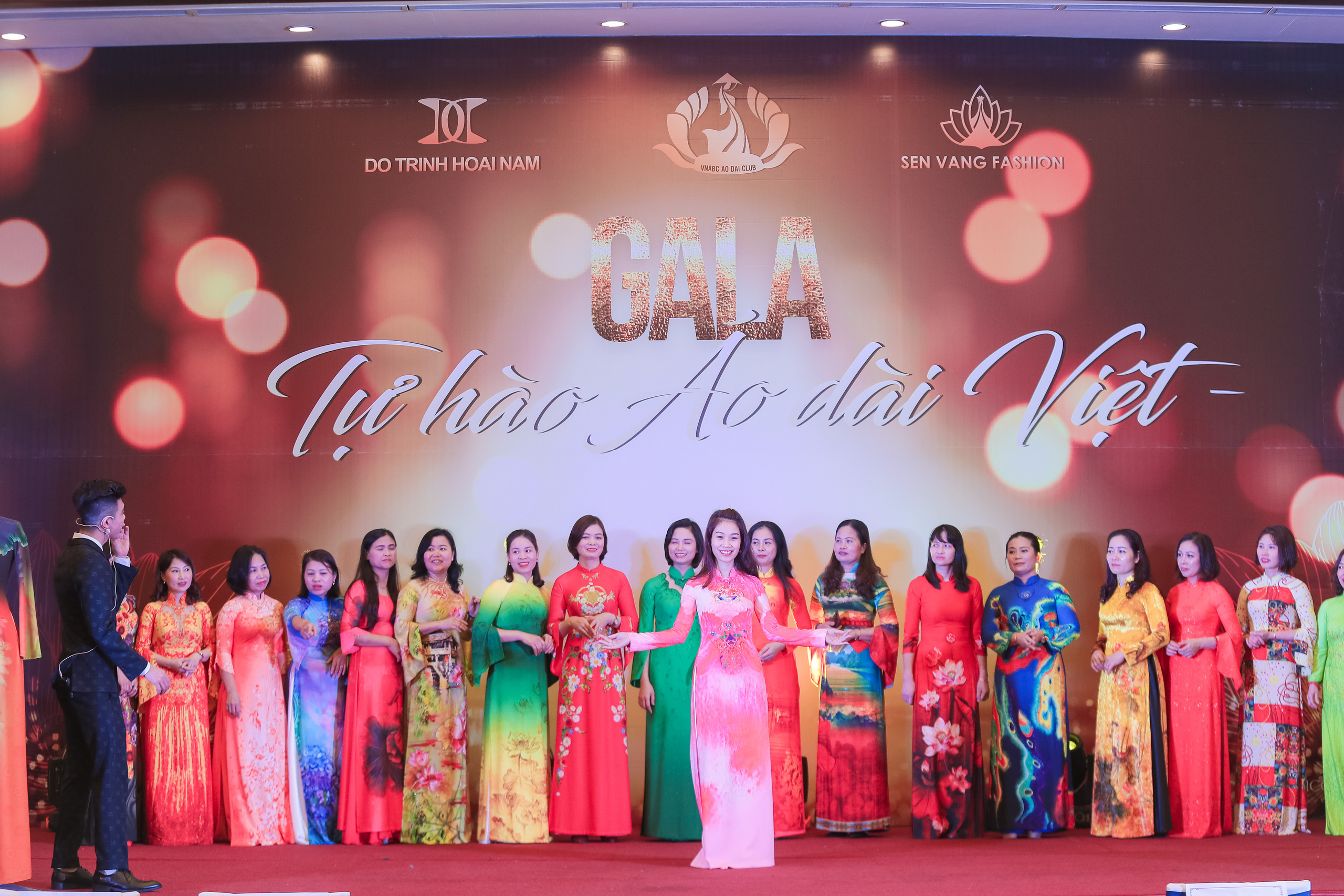 Đây là một trong những lần vô cùng hiếm hoi những NTK áo dài được sải bước trình diễn các trang phục của mình Đây là một trong những lần vô cùng hiếm hoi những NTK áo dài được sải bước trình diễn các trang phục của mình