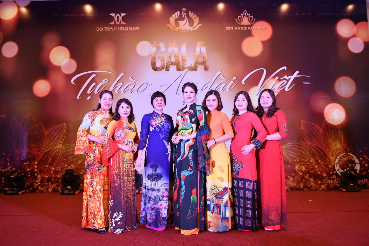 Các NTK áo dài chụp hình thảm đỏ tại sự kiện Các NTK áo dài chụp hình thảm đỏ tại sự kiện