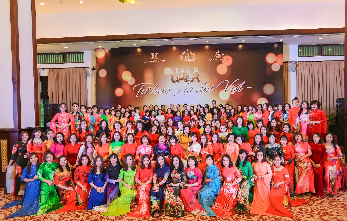 Hàng trăm NTK tham dự chương trình chụp hình lưu niệm cùng NTK Đỗ Trịnh Hoài Nam và đơn vị tổ chức Hàng trăm NTK tham dự chương trình chụp hình lưu niệm cùng NTK Đỗ Trịnh Hoài Nam và đơn vị tổ chức