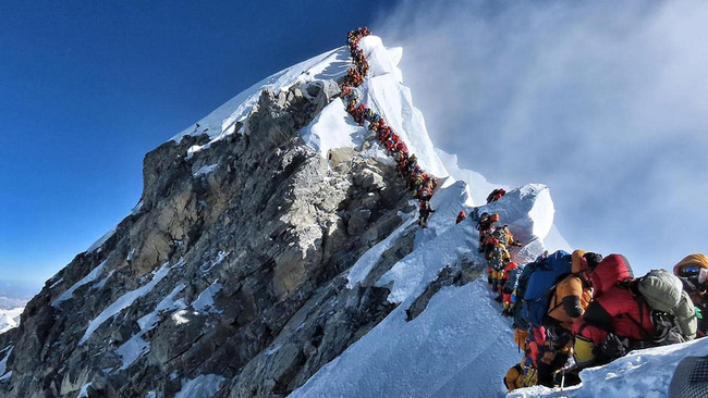 Covid-19 chạm đỉnh nóc nhà thế giới Everest - Ảnh 1.