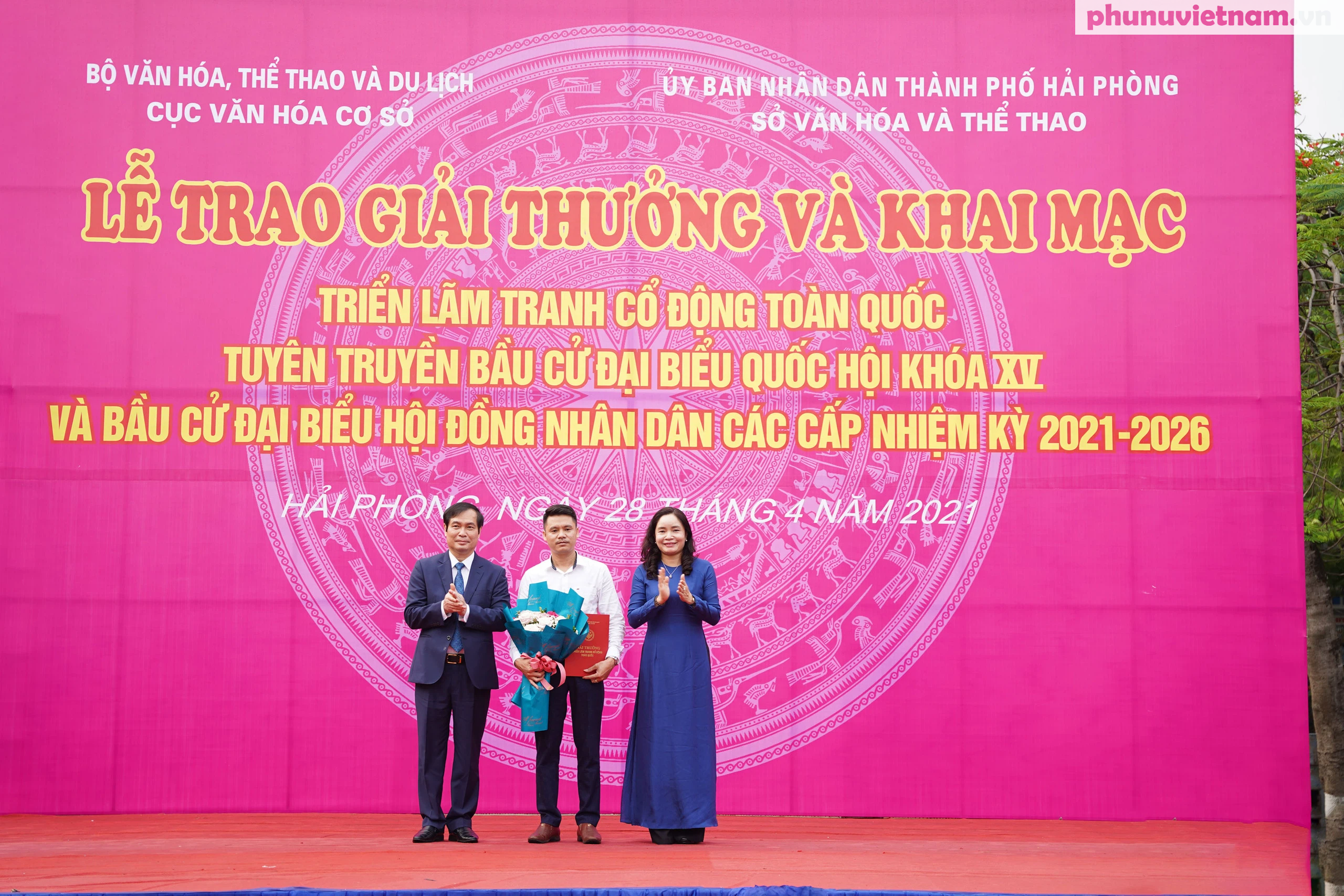 Trao giải thưởng, khai mạc triển lãm trưng bày 63 bức tranh cổ động tấm lớn toàn quốc - Ảnh 1.