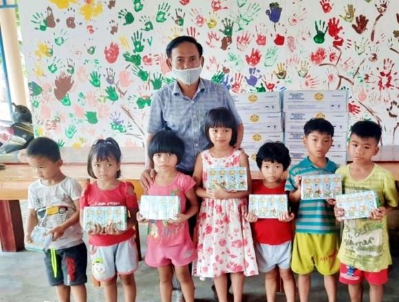 Vinamilk và Quỹ sữa Vươn cao Việt Nam trao tặng 1,7 triệu ly sữa hỗ trợ trẻ em khó khăn giữa dịch Covid-19 - Ảnh 1.