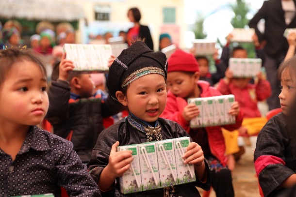 Vinamilk và Quỹ sữa Vươn cao Việt Nam trao tặng 1,7 triệu ly sữa hỗ trợ trẻ em khó khăn giữa dịch Covid-19 - Ảnh 2.
