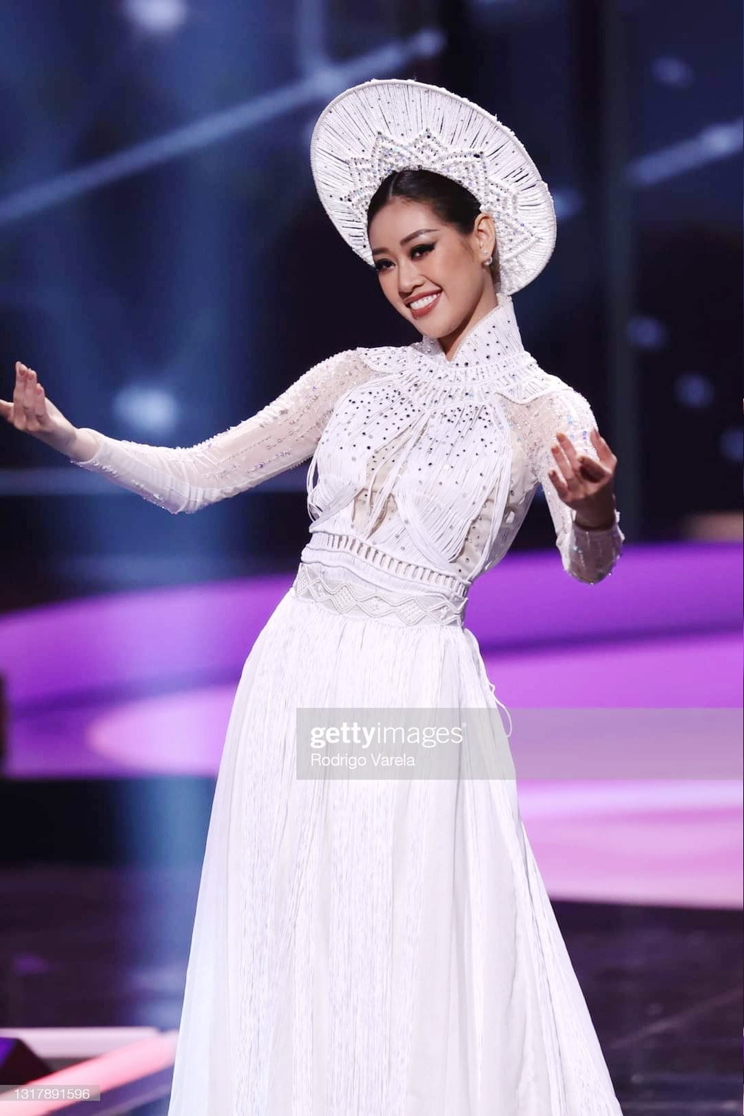 Cùng với Áo dài Kén Em đây là những bộ trang phục dân tộc không kém phần  xuất sắc tại Miss Universe  Báo Phụ Nữ Việt Nam