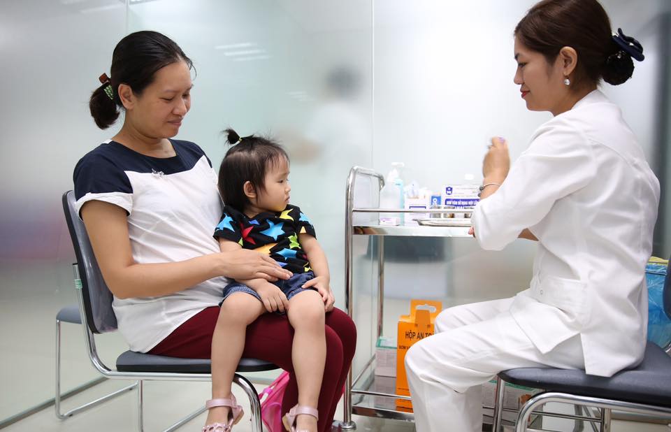 Trẻ nhỏ tiêm vaccine phòng bệnh Rubella như thế nào - Ảnh 3.