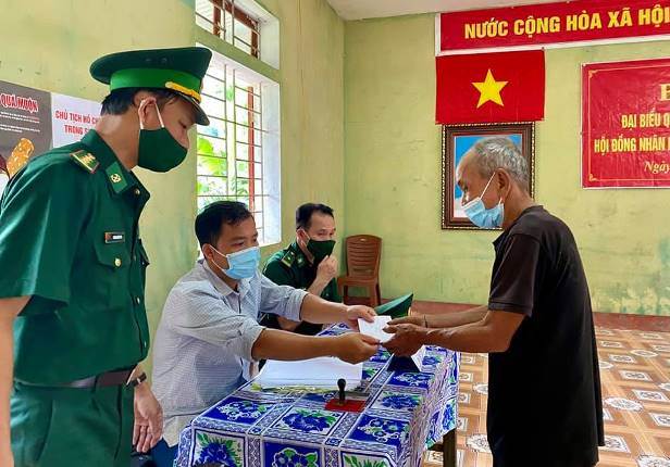 Hơn 40.000 cử tri là đồng bào dân tộc thiểu số ở Nghệ An náo nức đi bỏ phiếu sớm - Ảnh 3.